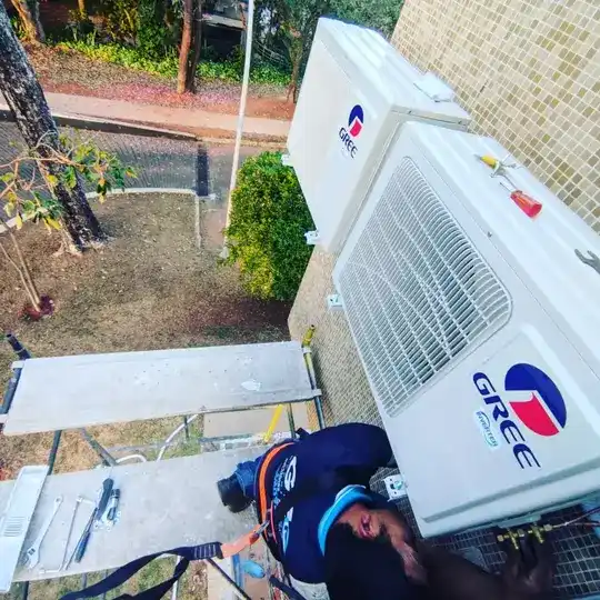 Geovando instalando ar-condicionado